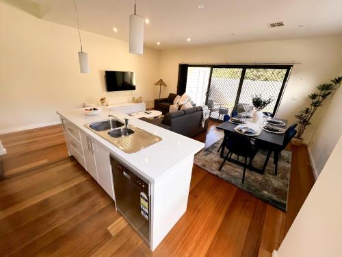 City & Beach Retreat in Altona North
