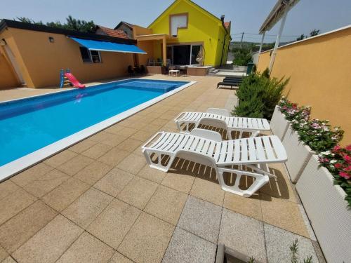 Two-Bedroom House image 3