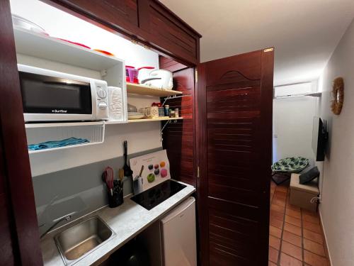 Bếp, Ananas Premium - Séjour Détente T2 Vue Mer avec Balcon Privé à Tartane (Ananas Premium - Sejour Detente T2 Vue Mer avec Balcon Prive a Tartane) in La Trinite