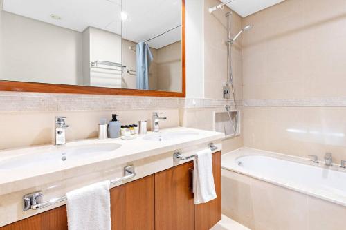 Downtown 2BR Skyline Views & Prime Dubai Stay Near Burj Khalifa, Mall, Dubai (photo 9)