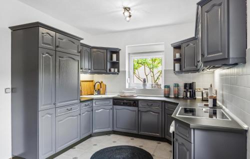 virtuve, Stunning Apartment In Strasburg With Wifi in Uckerland