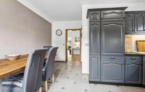 virtuve, Stunning Apartment In Strasburg With Wifi in Uckerland