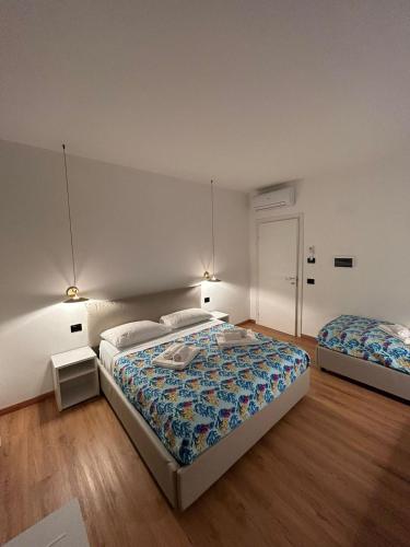 1 queen bed, 1 twin bed