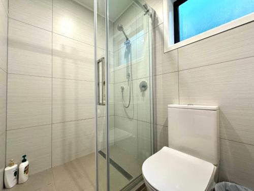 NO PARTY ALLOWED, Entire Brand New 3 bedroom townhouse, free unlimited fibre wifi and free parking NO PARTY ALLOWED, Entire Brand New 3 bedroom townhouse, free unlimited fibre wifi and free parking