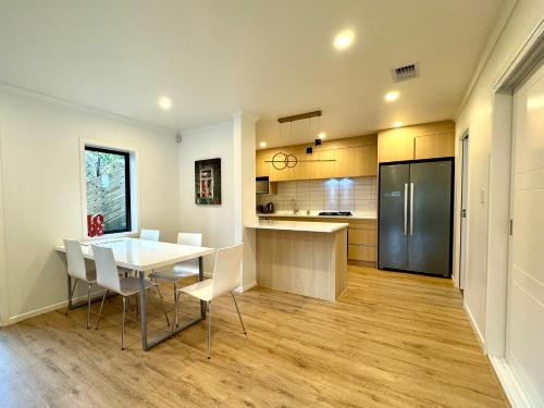 Facilities, NO PARTY ALLOWED, Entire Brand New 3 bedroom townhouse, free unlimited fibre wifi and free parking in North Wellington