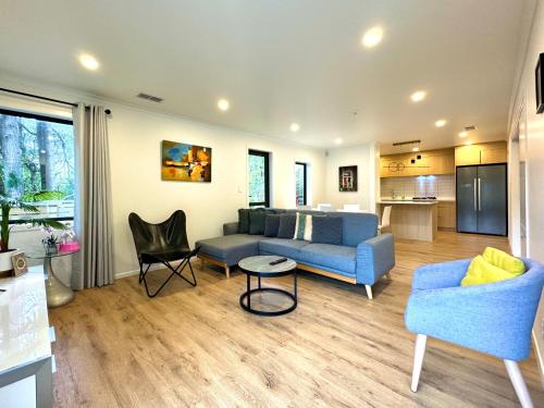 NO PARTY ALLOWED, Entire Brand New 3 bedroom townhouse, free unlimited fibre wifi and free parking NO PARTY ALLOWED, Entire Brand New 3 bedroom townhouse, free unlimited fibre wifi and free parking