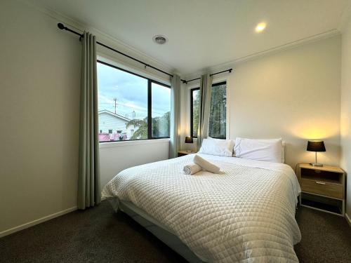 NO PARTY ALLOWED, Entire Brand New 3 bedroom townhouse, free unlimited fibre wifi and free parking NO PARTY ALLOWED, Entire Brand New 3 bedroom townhouse, free unlimited fibre wifi and free parking