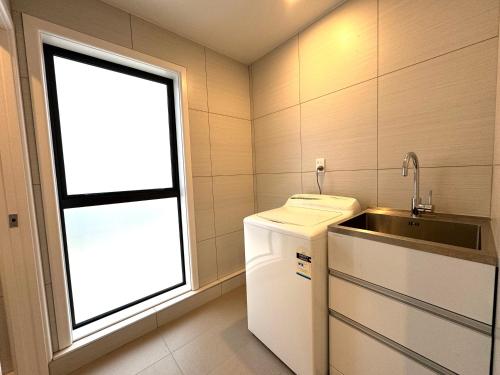 NO PARTY ALLOWED, Entire Brand New 3 bedroom townhouse, free unlimited fibre wifi and free parking NO PARTY ALLOWED, Entire Brand New 3 bedroom townhouse, free unlimited fibre wifi and free parking