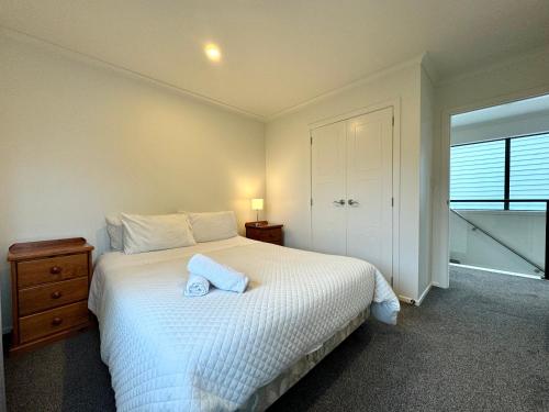 NO PARTY ALLOWED, Entire Brand New 3 bedroom townhouse, free unlimited fibre wifi and free parking NO PARTY ALLOWED, Entire Brand New 3 bedroom townhouse, free unlimited fibre wifi and free parking