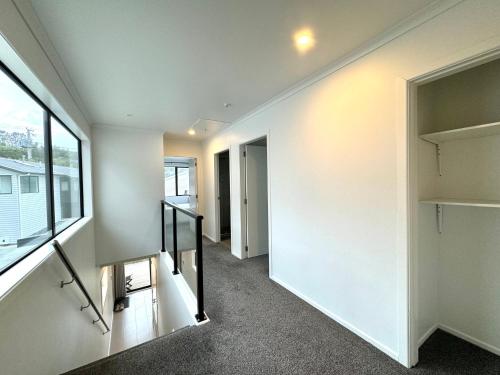 NO PARTY ALLOWED, Entire Brand New 3 bedroom townhouse, free unlimited fibre wifi and free parking NO PARTY ALLOWED, Entire Brand New 3 bedroom townhouse, free unlimited fibre wifi and free parking