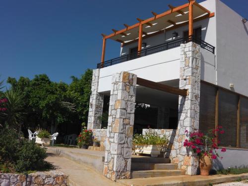 Exterior view, Serenity Hideaway in Pelekanos