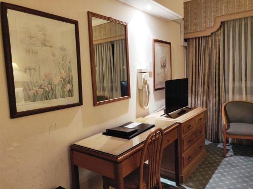 Deluxe Twin Room image 1