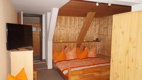 1 queen bed, 1 twin bed