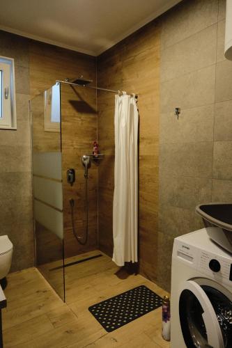 2 bedrooms, 5 beds