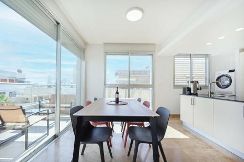High breath 3BR in Gordon beach by Holyguest - main image
