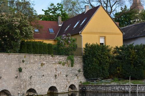 Tópart Apartman - image 14