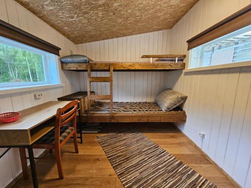 Purde Camp Cabin, Elva