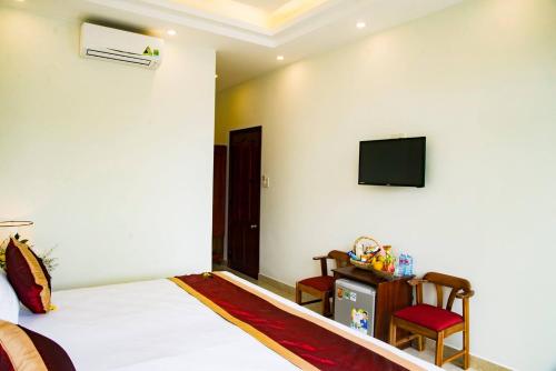 King Room with Balcony image 9
