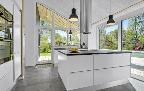 مطبخ, 6 Bedroom Nice Home In Glesborg in Glesborg