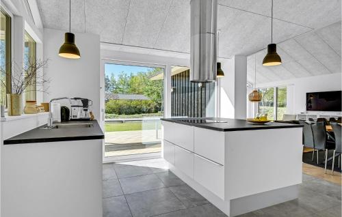 مطبخ, 6 Bedroom Nice Home In Glesborg in Glesborg