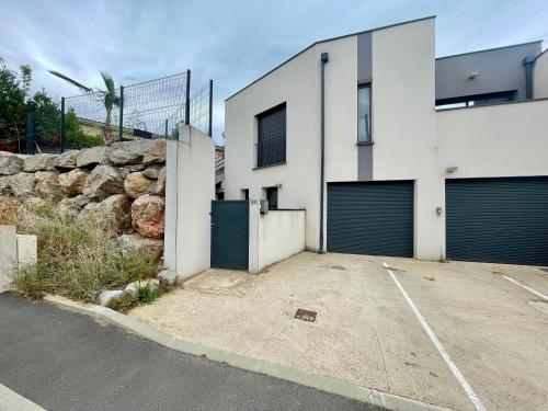 Exterior view, Bessan 2 Ch 5 personnes wifi parking calme in Bessan