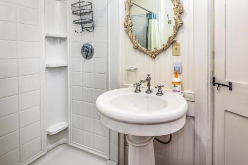 Holiday Guest House Bed & Breakfast - image 7