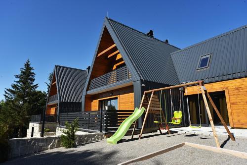 兒童遊樂場, Gorski brlog - Kuće za odmor (Gorski brlog - Kuce za odmor) in 庫比紮克
