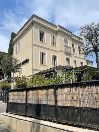 숙소 외관, Ancien hôtel particulier loué entier (Ancien hotel particulier loue entier) in 그라스 시티 센터
