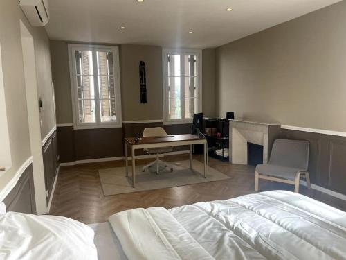 Ancien hôtel particulier loué entier (Ancien hotel particulier loue entier) in 그라스 시티 센터