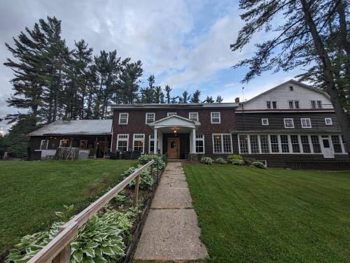 Pine Lodge in Bristol (QC)