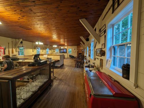 Pine Lodge in Bristol (QC)
