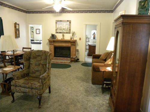 1 queen bed, 2 twin beds, 2 sofa beds