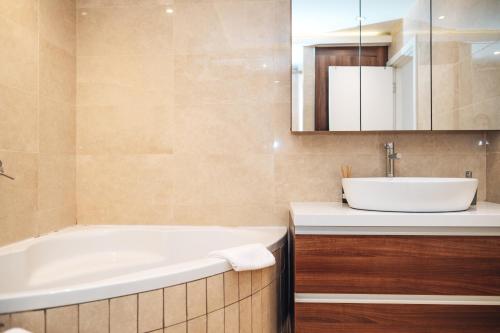 Crown Central three bedroom Apartment - image 3