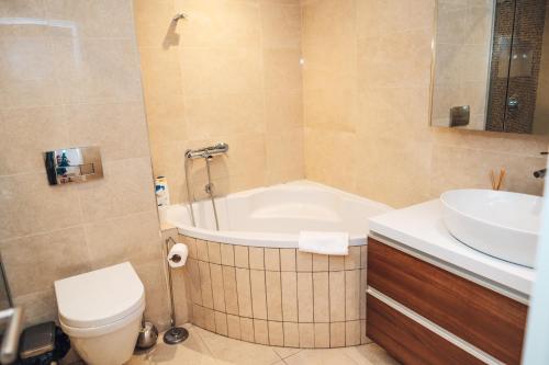 Crown Central three bedroom Apartment - image 2