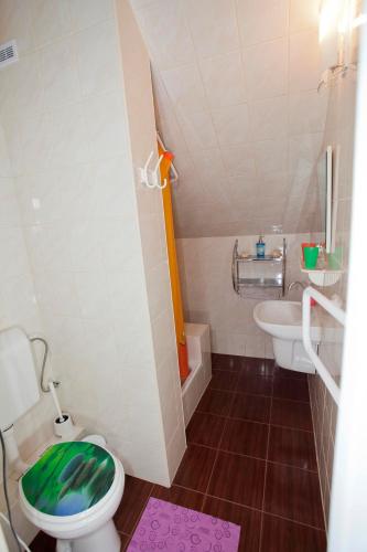 2 twin beds, 1 sofa bed