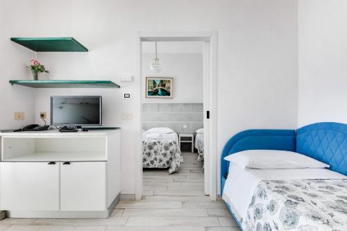 1 queen bed, 1 twin bed, 2 sofa beds