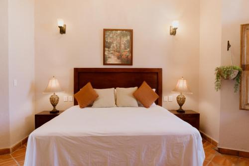 1 queen bed, 2 twin beds