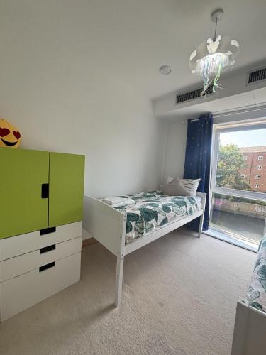 Captivating 2-Bed Apartment in London - image 14
