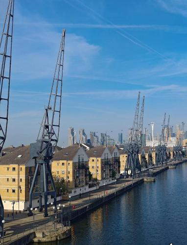 Excel London Riverview Luxury Apartment -Sleep 6- Free Parking- Playstation 4, Лондон