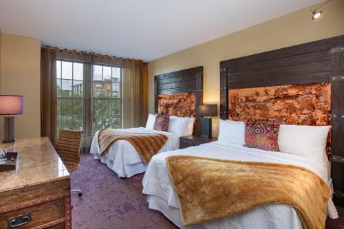 Queen Room with Two Queen Beds and Historic View image 1