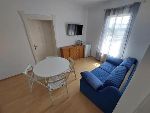 2 bedrooms, 6 beds