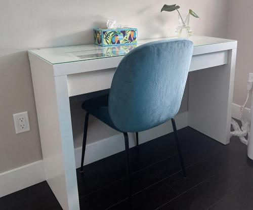 Comfy Private Room & Bath Near Skytrain Metrotown in Burnaby, Canada