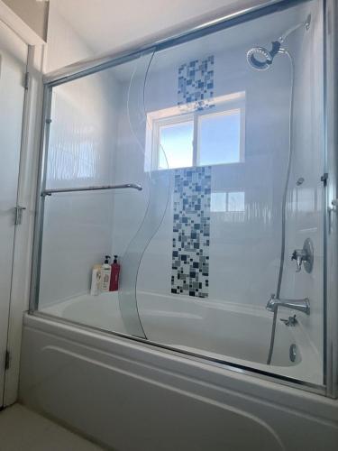 Comfy Private Room & Bath Near Skytrain Metrotown in Burnaby, Canada