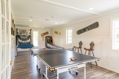 Beautiful Home on 22 Acres with Ponds, Game Room, Hot Tub and Central Air in Wilmington, USA