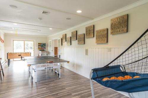 Beautiful Home on 22 Acres with Ponds, Game Room, Hot Tub and Central Air in Wilmington, USA