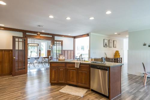 Beautiful Home on 22 Acres with Ponds, Game Room, Hot Tub and Central Air in Wilmington, USA