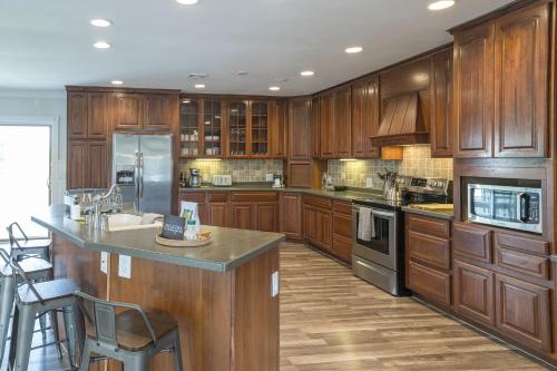 Beautiful Home on 22 Acres with Ponds, Game Room, Hot Tub and Central Air in Wilmington, USA