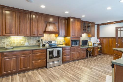 Beautiful Home on 22 Acres with Ponds, Game Room, Hot Tub and Central Air in Wilmington, USA