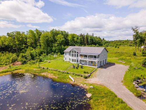 Beautiful Home on 22 Acres with Ponds, Game Room, Hot Tub and Central Air in Wilmington, USA