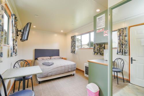 beach road holiday park Room Type - Queen Studio